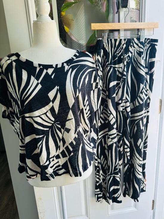 Tahari Tops - Tahari Women’s 2 piece Set Black Cream Tropical Top Pants Linen Resort M NWT